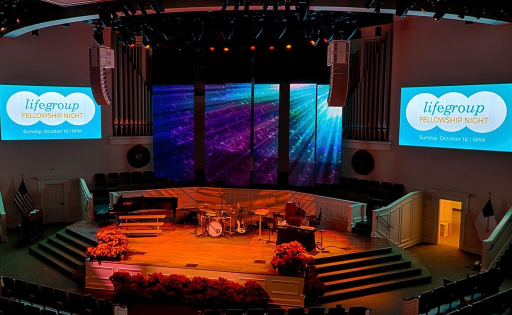 PixelFLEX LED Screens for Thomasville Baptist Church Blue Lyric Screen Message and Starburst Backdrop